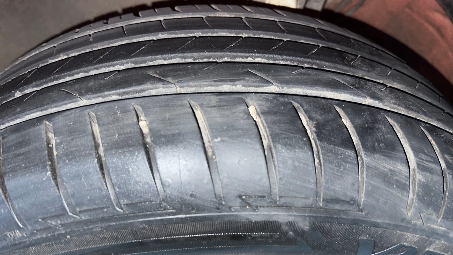 Used 2014 Volkswagen Polo Comfortline 1.2L (P) Petrol Manual tyres LEFT FRONT TYRE TREAD VIEW
