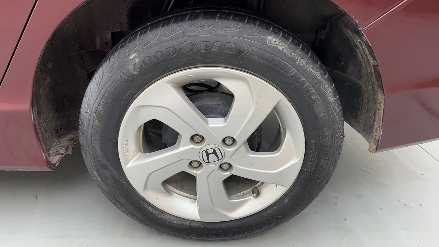 Used 2016 Honda City V Petrol Manual tyres LEFT REAR TYRE RIM VIEW