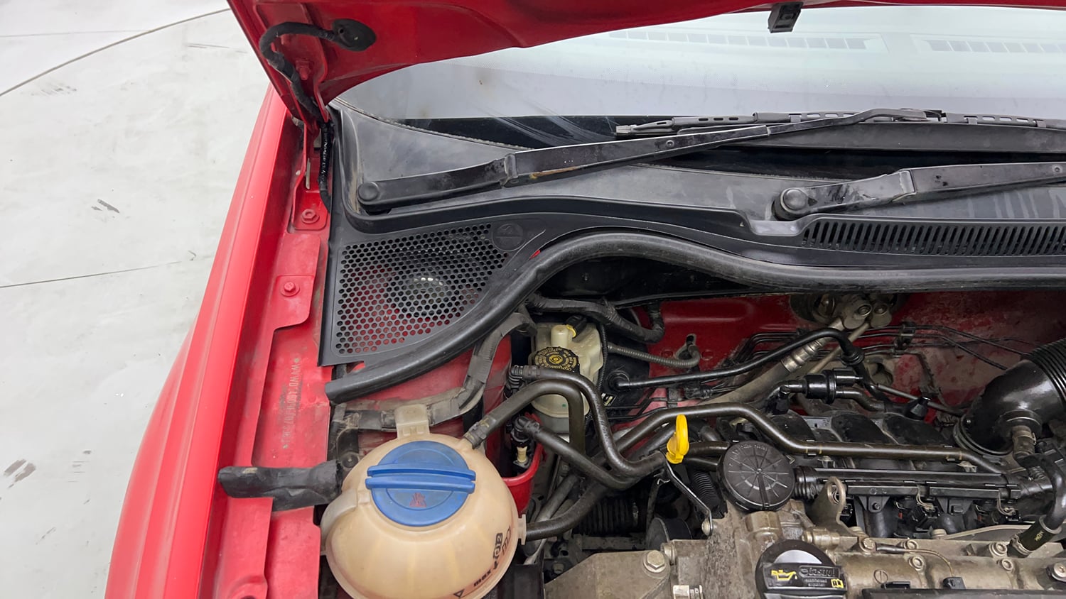 Used 2014 Volkswagen Polo Comfortline 1.2L (P) Petrol Manual engine ENGINE RIGHT SIDE HINGE & APRON VIEW