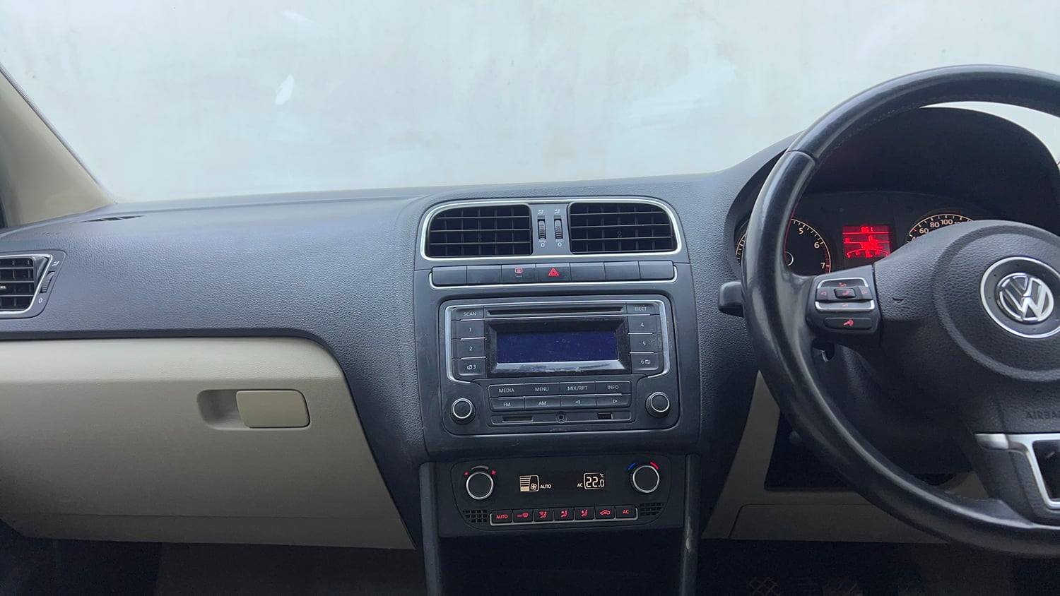 Used 2013 Volkswagen Polo Highline1.2L (P) Petrol Manual interior MUSIC SYSTEM & AC CONTROL VIEW