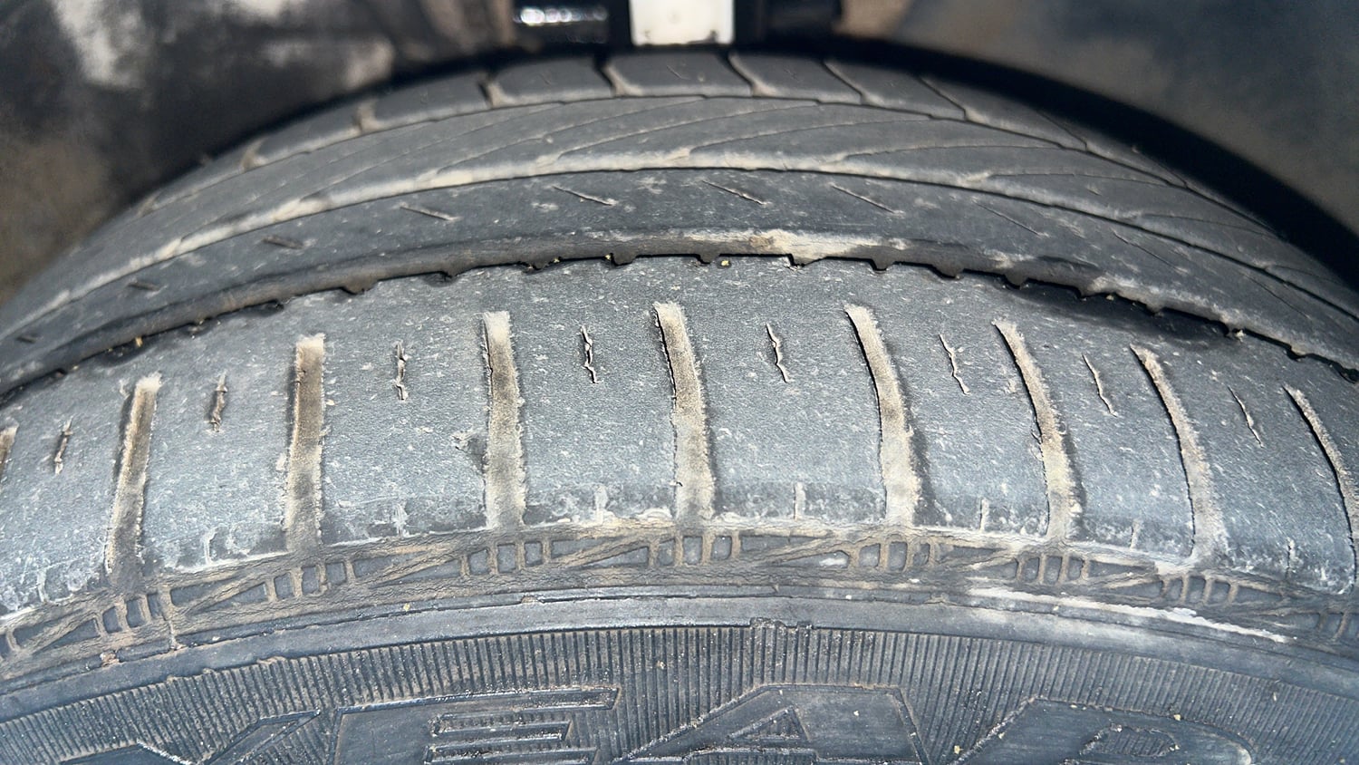 Used 2013 Volkswagen Polo Highline1.2L (P) Petrol Manual tyres RIGHT FRONT TYRE TREAD VIEW