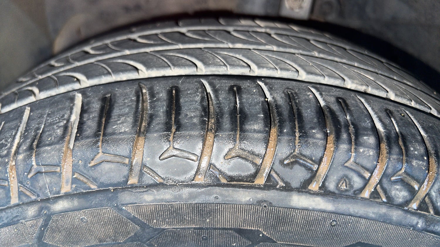 Used 2016 Ford Figo Titanium1.5 TDCi Diesel Manual tyres LEFT FRONT TYRE TREAD VIEW