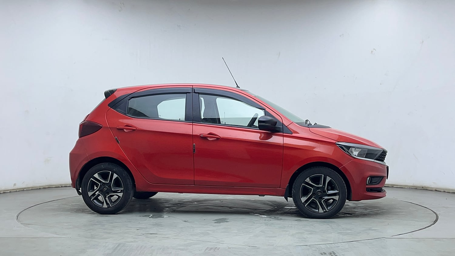 Used 2020 Tata Tiago XZ Plus Dual Tone Petrol Manual exterior RIGHT SIDE VIEW