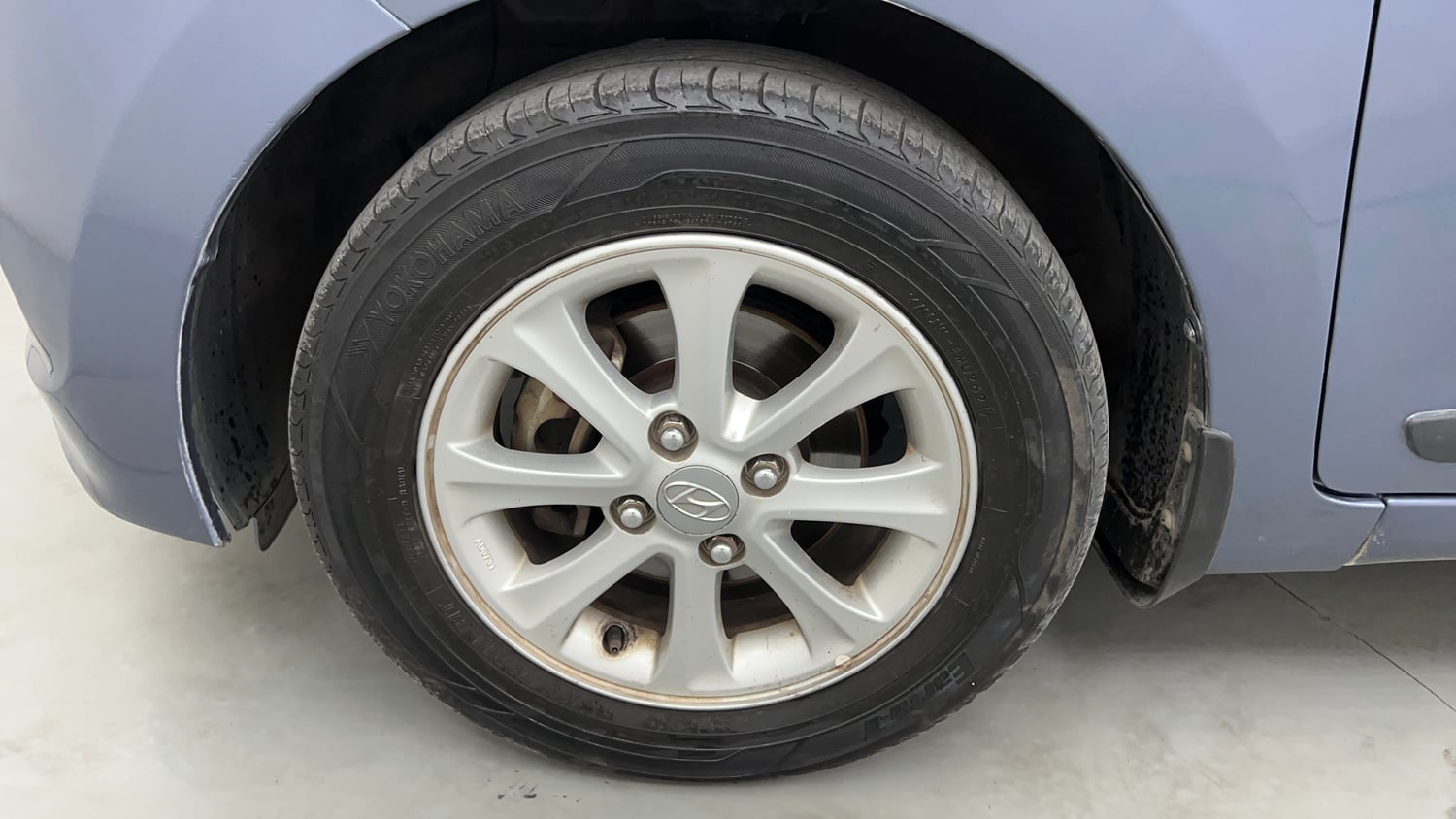Used 2015 Hyundai Grand i10 Asta AT 1.2 Kappa VTVT Petrol Automatic tyres LEFT FRONT TYRE RIM VIEW