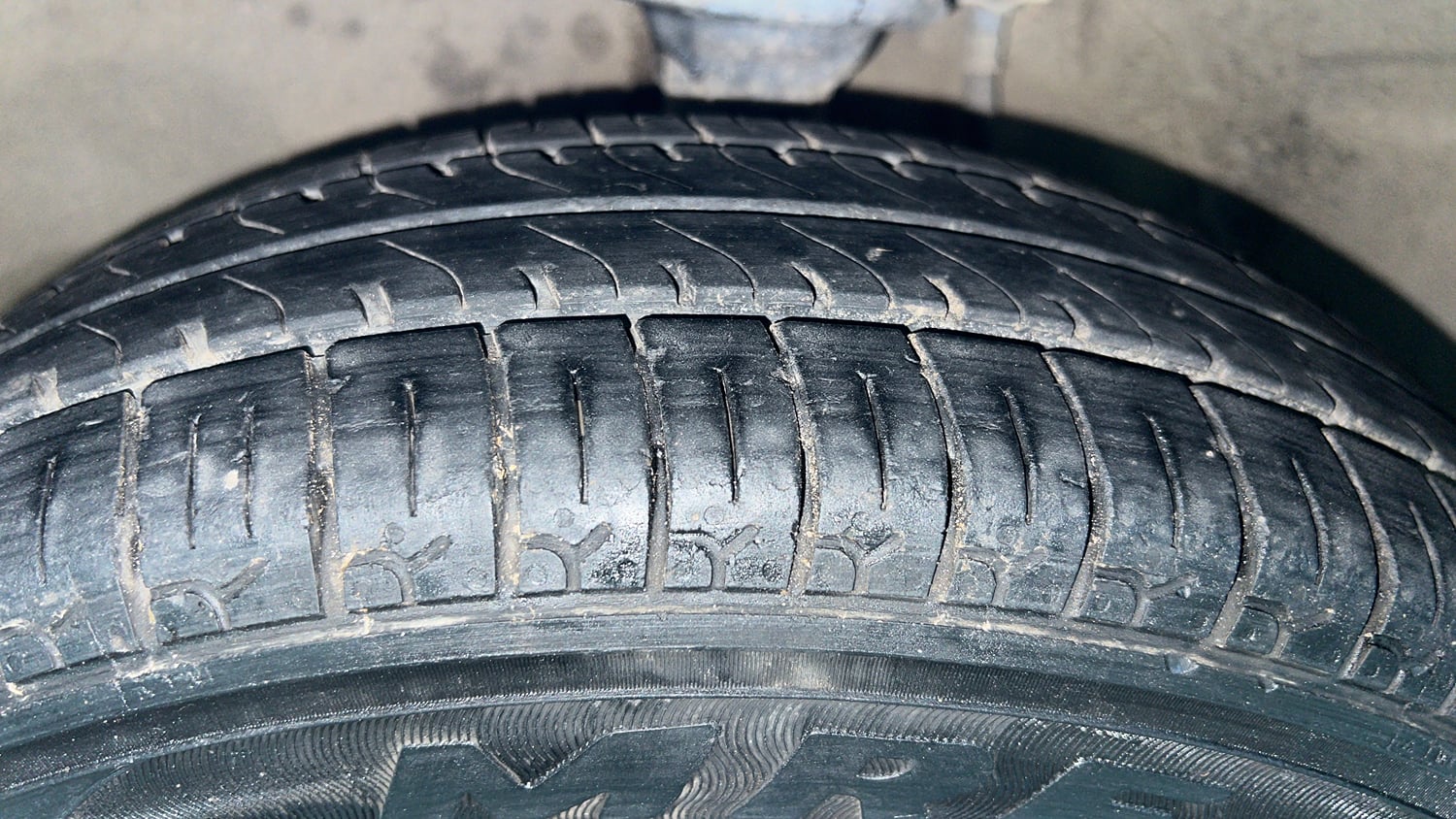 Used 2017 Maruti Suzuki Alto 800 LXi (O) Petrol Manual tyres LEFT FRONT TYRE TREAD VIEW