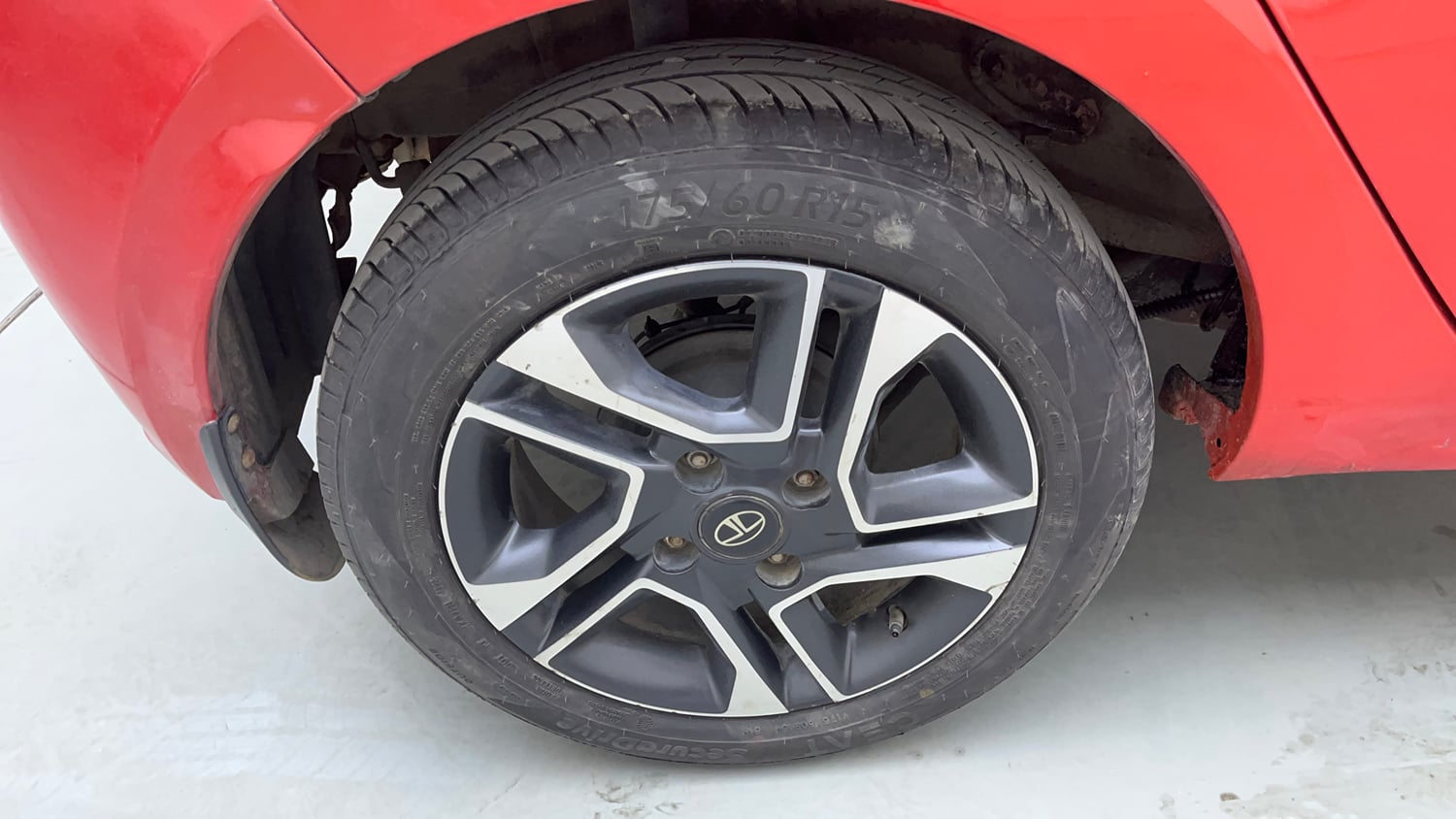 Used 2020 Tata Tiago XZ Plus Dual Tone Petrol Manual tyres RIGHT REAR TYRE RIM VIEW