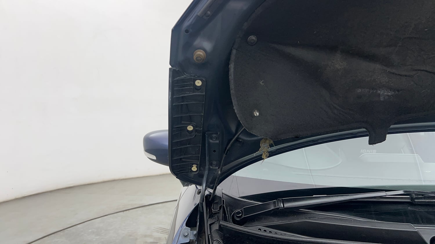 Used 2022 Maruti Suzuki Ignis Zeta 1.2 MT Petrol Manual engine ENGINE RIGHT SIDE HINGE & APRON VIEW
