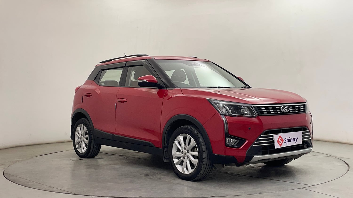 Used 2021 Mahindra XUV 300 W8 1.2 Petrol Petrol Manual exterior RIGHT FRONT CORNER VIEW