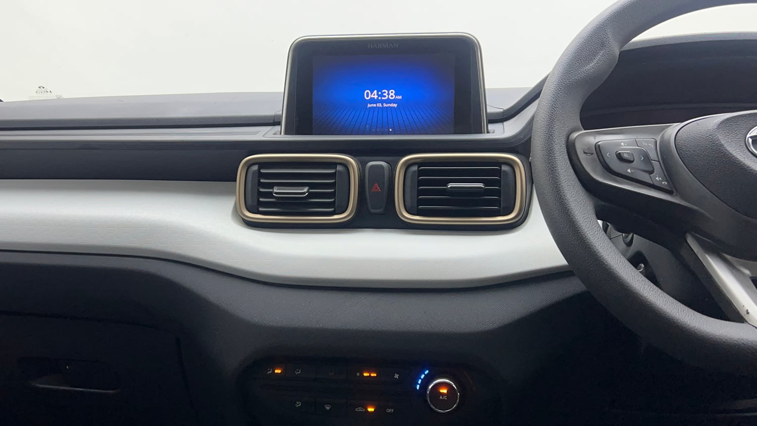 Used 2022 Tata Punch Accomplished MT Petrol Manual interior MUSIC SYSTEM & AC CONTROL VIEW