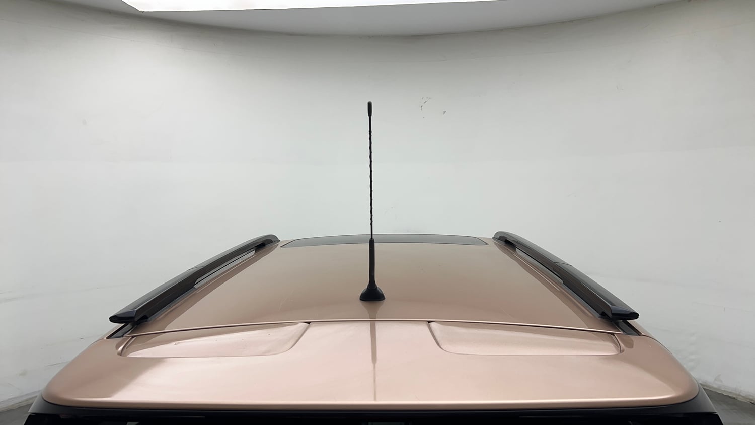 Used 2024 Mahindra XUV400 EL 39.4 KWH Dual Tone Electric Automatic exterior EXTERIOR ROOF VIEW