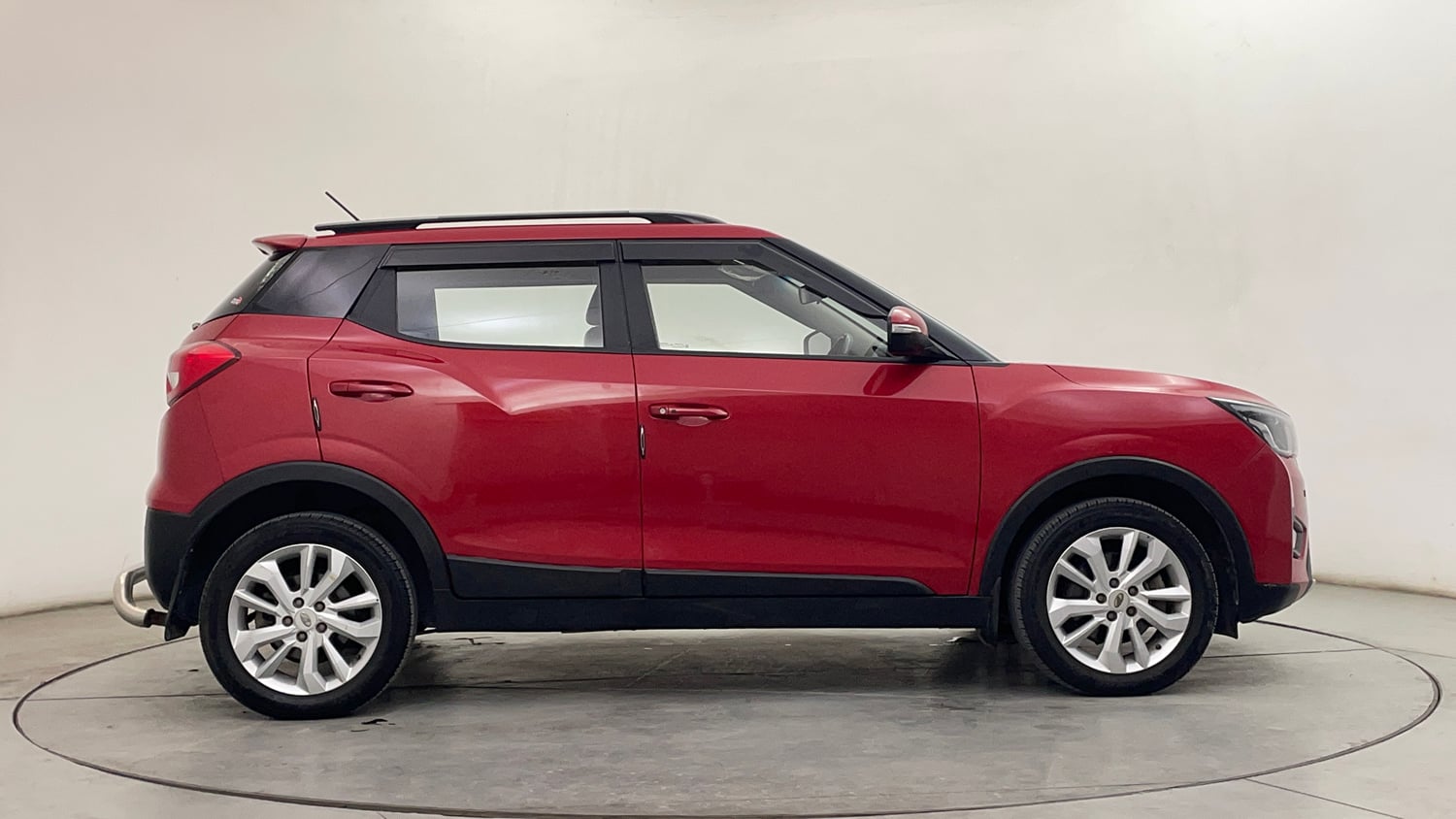 Used 2021 Mahindra XUV 300 W8 1.2 Petrol Petrol Manual exterior RIGHT SIDE VIEW