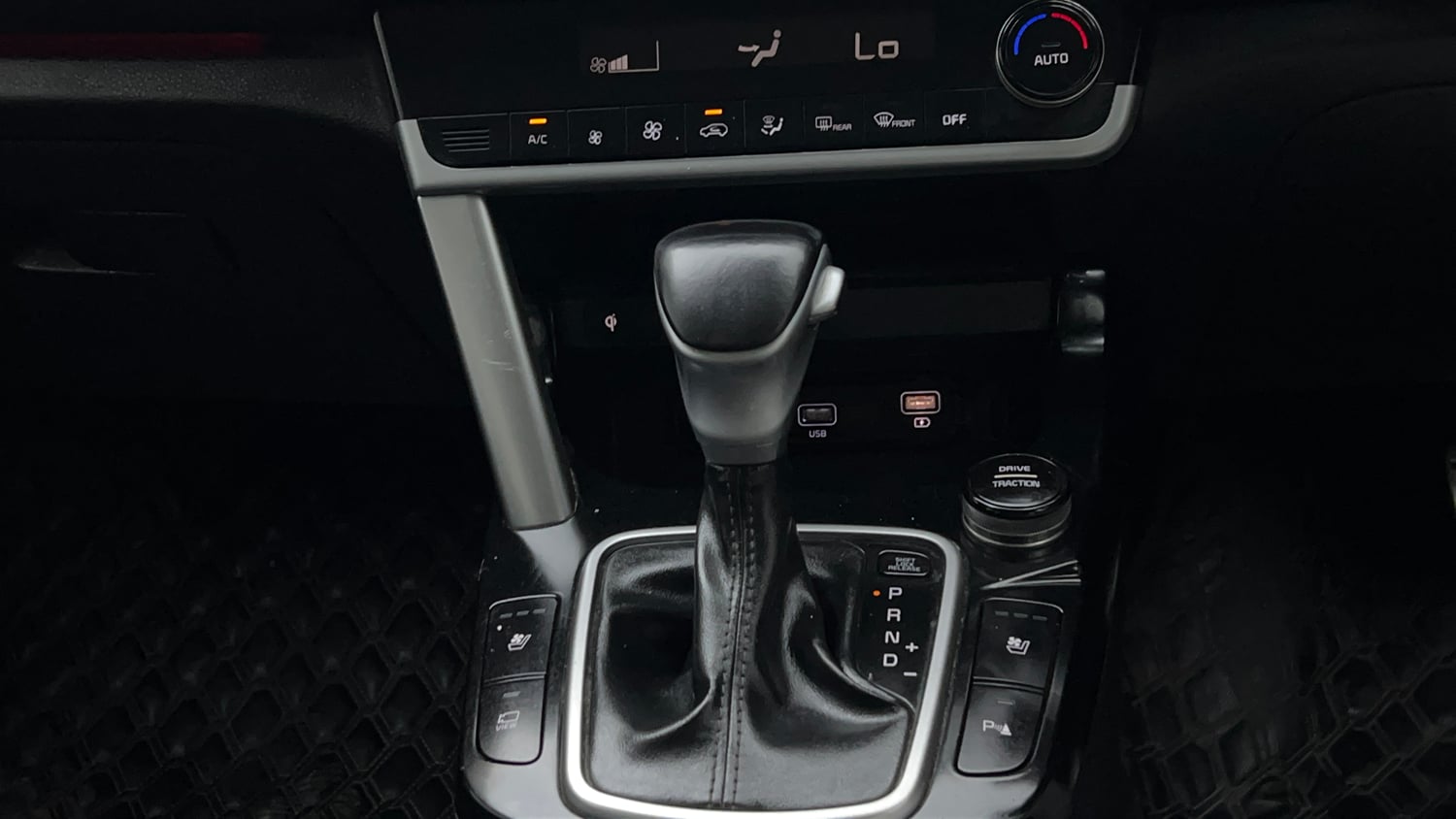 Used 2023 Kia Seltos X Line 1.4 DCT Petrol Automatic interior GEAR  KNOB VIEW