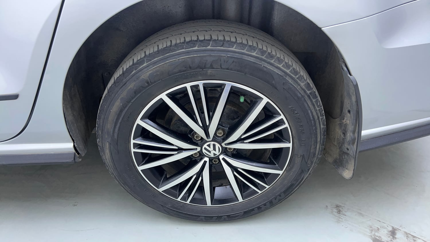 Used 2022 Volkswagen Vento Highline 1.0L TSI Petrol Manual tyres LEFT REAR TYRE RIM VIEW