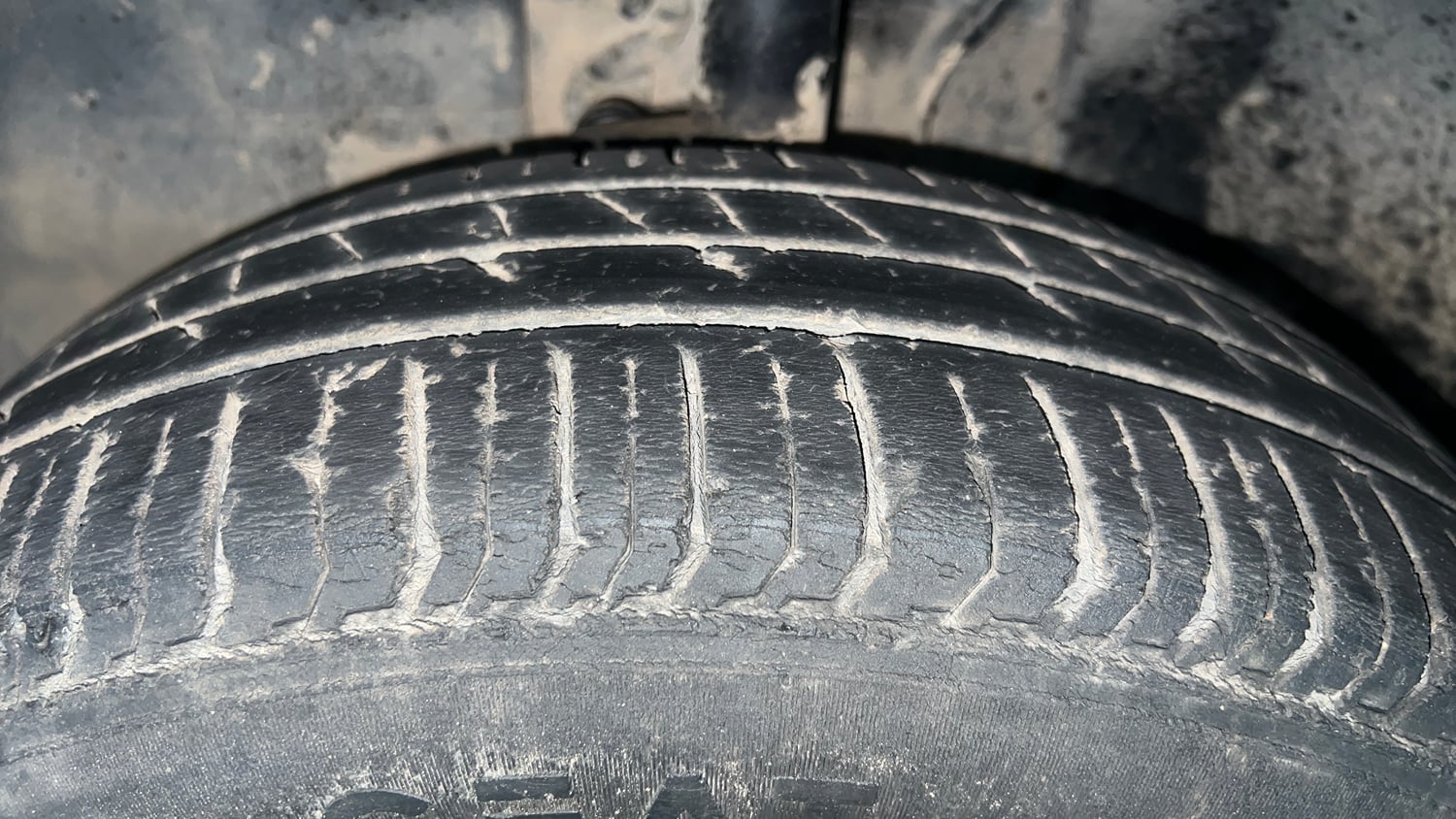 Used 2022 Tata Punch Accomplished MT Petrol Manual tyres LEFT FRONT TYRE TREAD VIEW