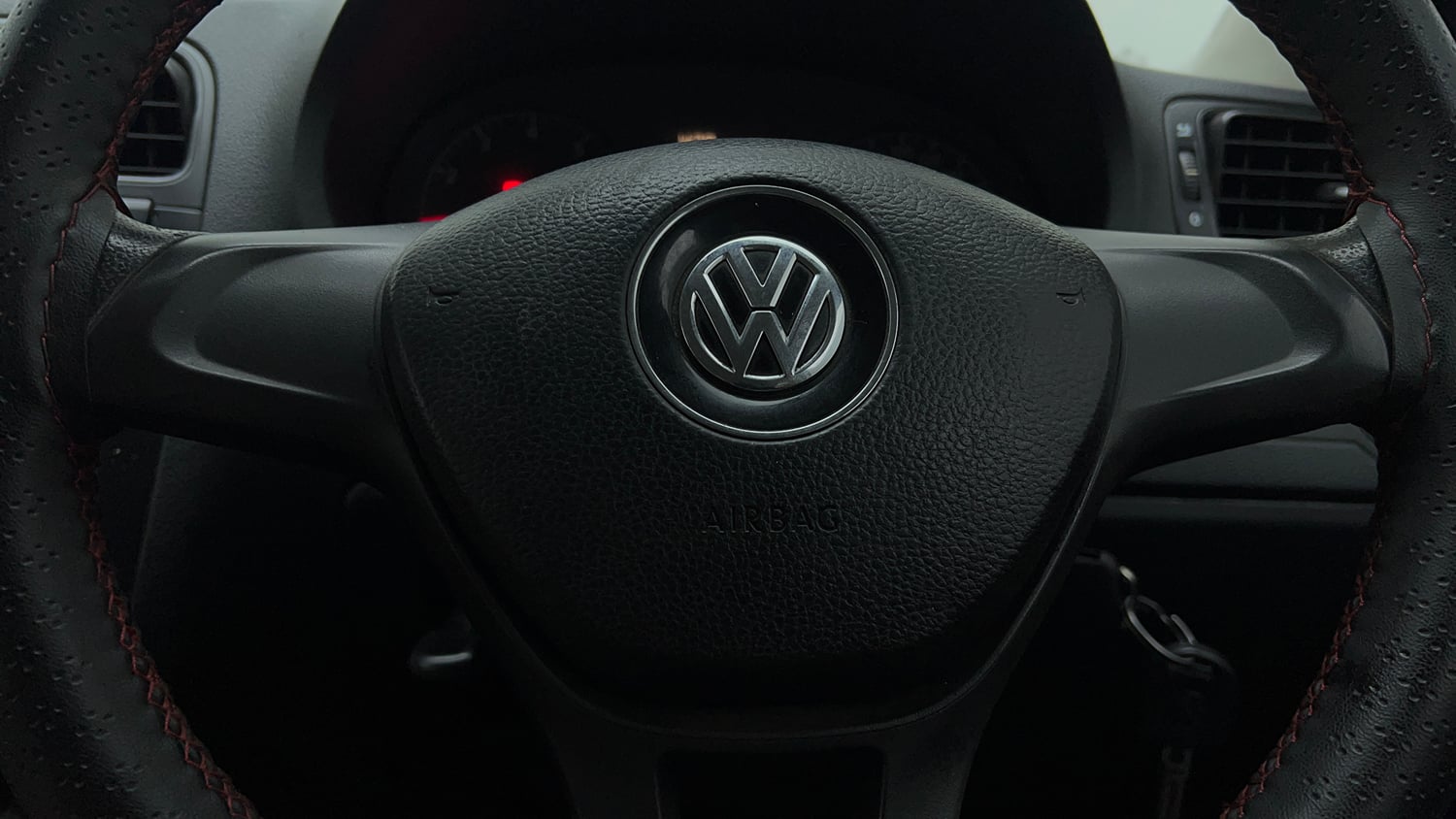 Used 2014 Volkswagen Polo Comfortline 1.2L (P) Petrol Manual top_features Steering mounted controls