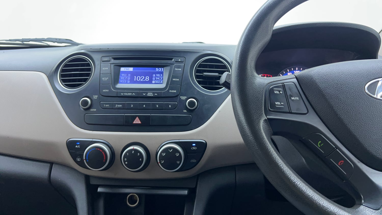 Used 2014 Hyundai Xcent S 1.2 Petrol Manual interior MUSIC SYSTEM & AC CONTROL VIEW