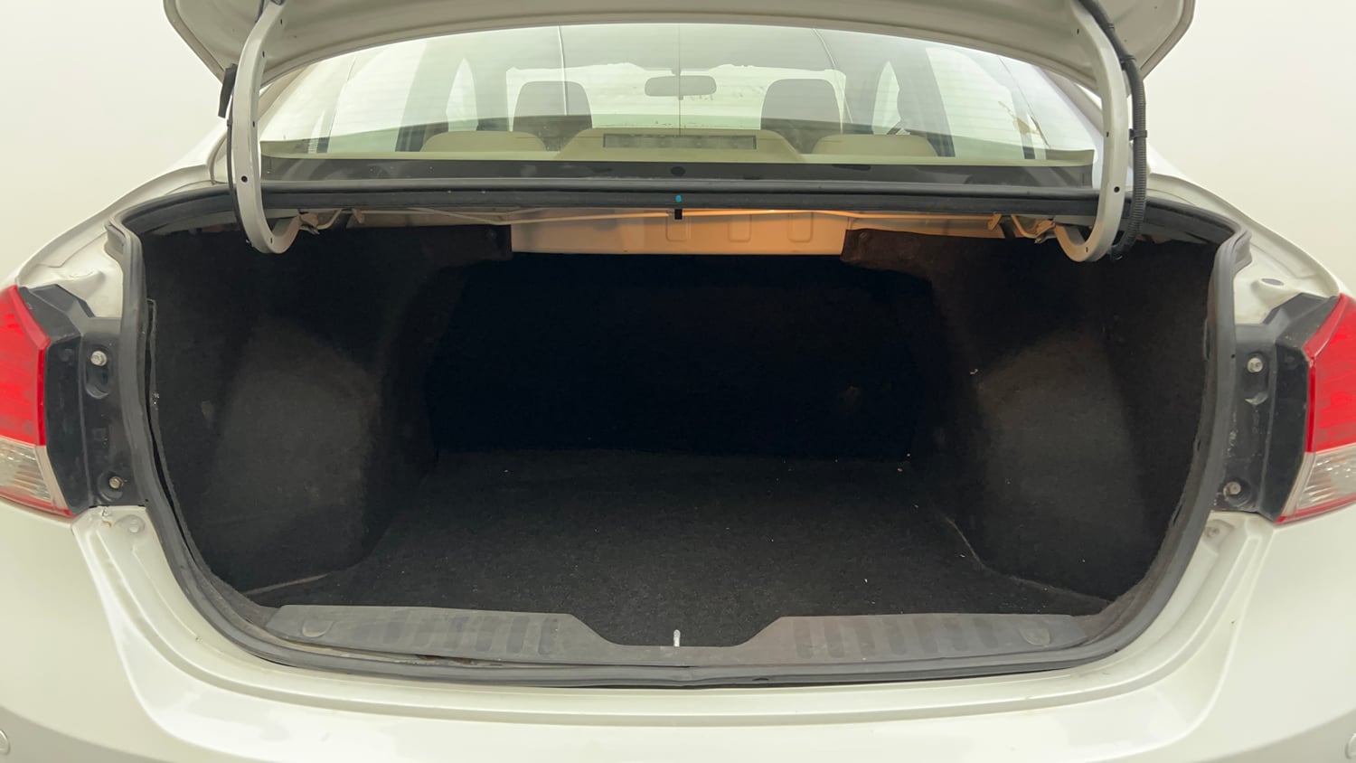 Used 2016 Maruti Suzuki Ciaz VXi+ Petrol Manual interior DICKY INSIDE VIEW