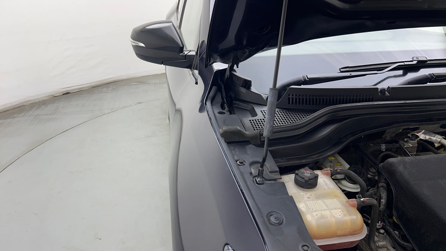 Used 2024 Mahindra XUV700 AX 5 Diesel AT 7 STR Diesel Automatic engine ENGINE RIGHT SIDE HINGE & APRON VIEW