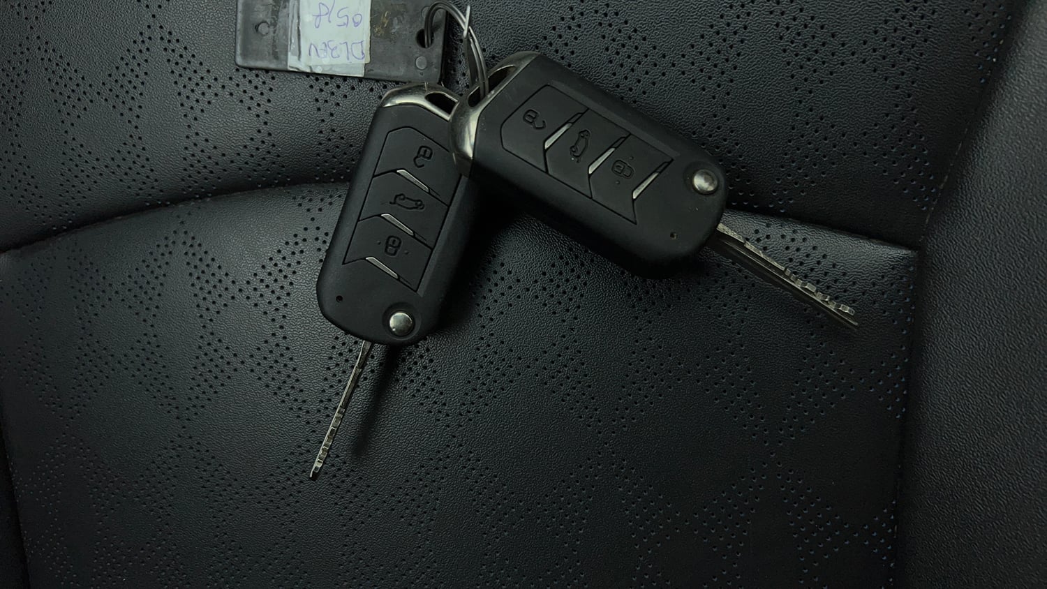 Used 2024 Mahindra XUV400 EL 39.4 KWH Dual Tone Electric Automatic extra CAR KEY VIEW