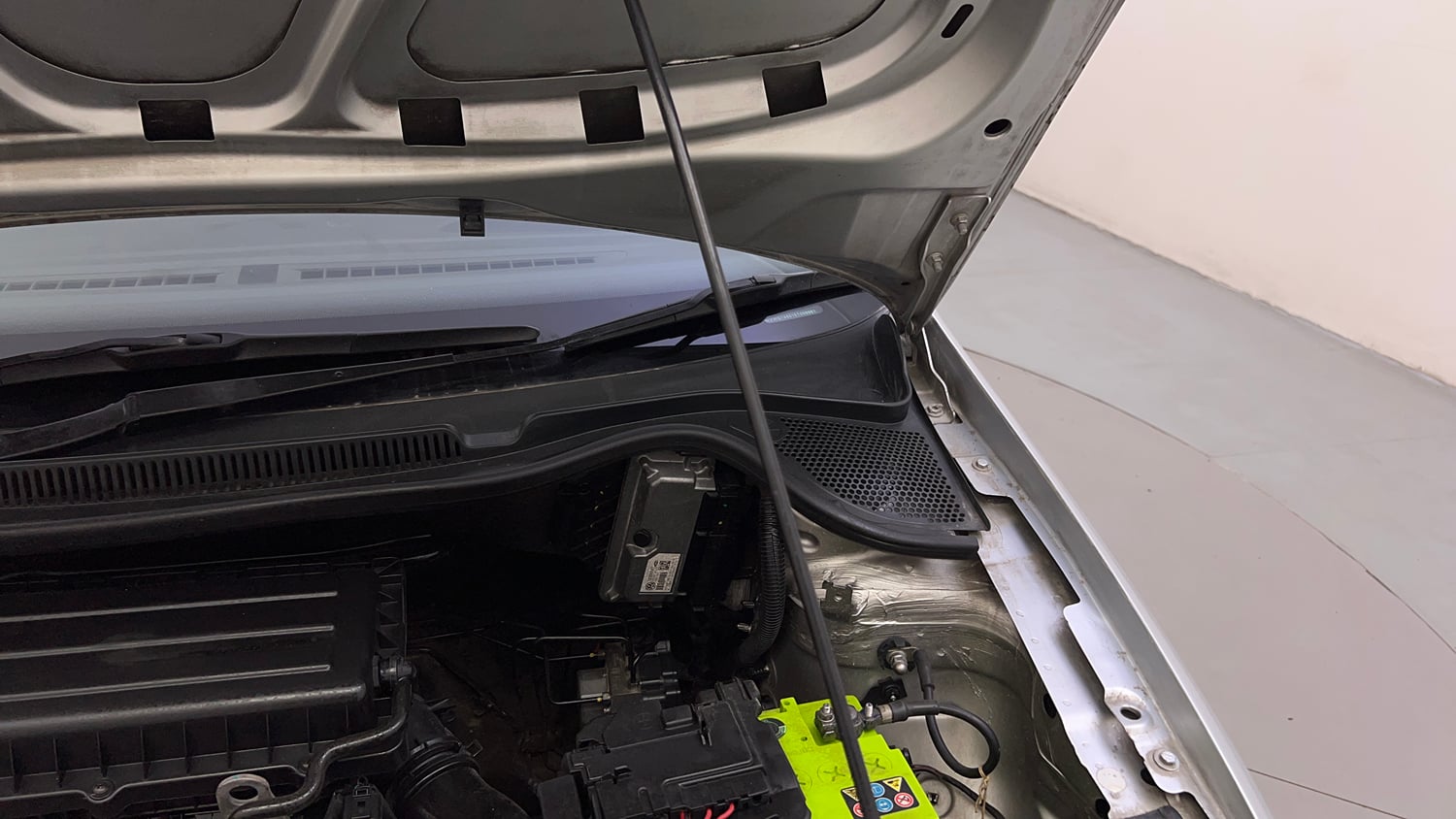 Used 2014 Volkswagen Vento Highline Petrol Petrol Manual engine ENGINE LEFT SIDE HINGE & APRON VIEW