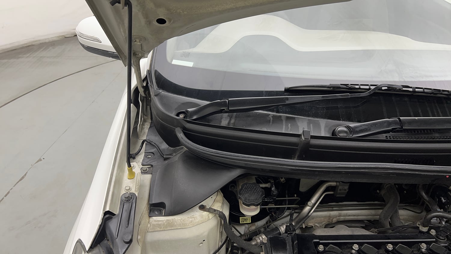 Used 2019 Hyundai Elite i20 Sportz Plus 1.2 CVT Petrol Automatic engine ENGINE RIGHT SIDE HINGE & APRON VIEW
