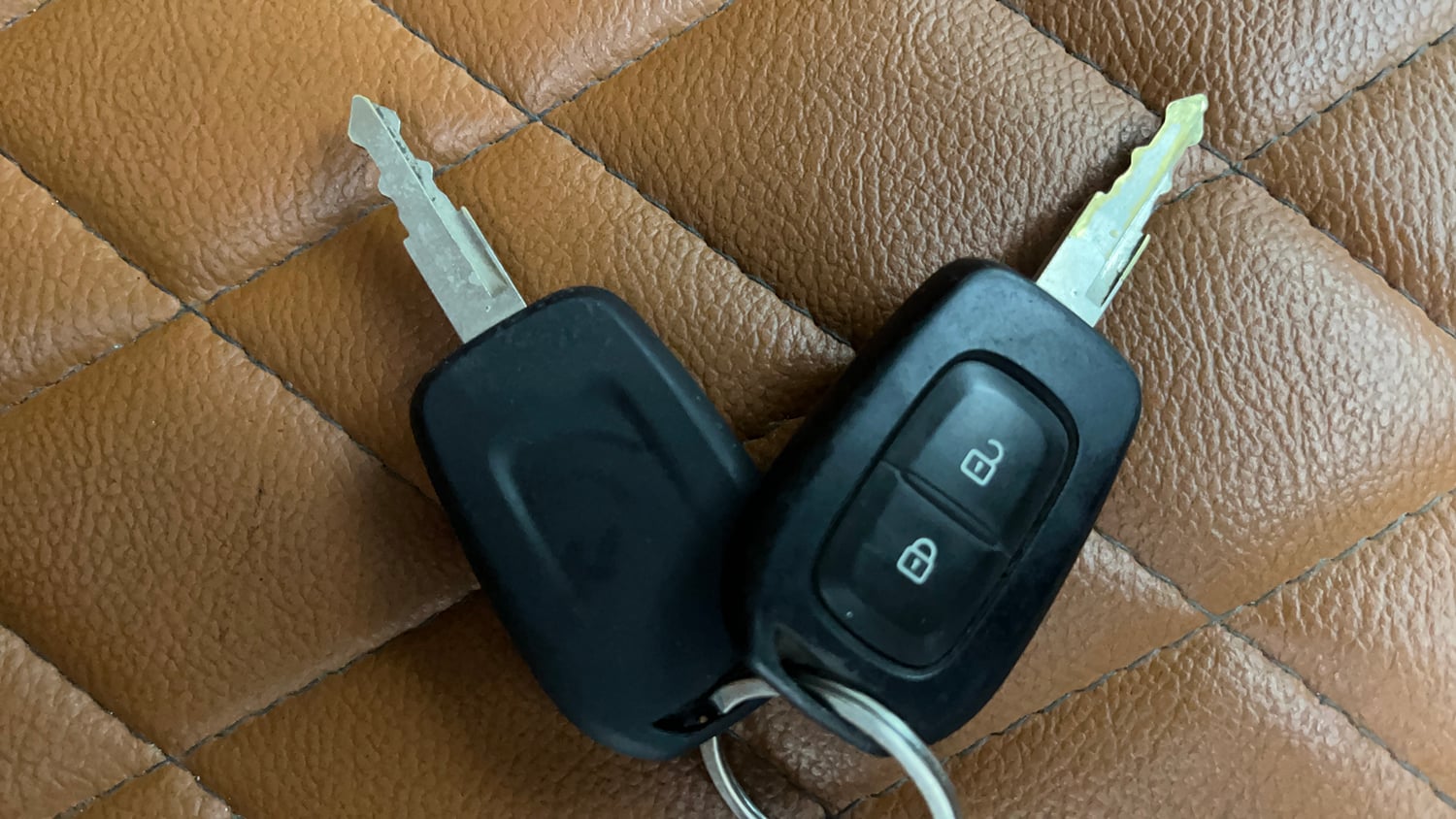 Used 2022 Renault Kwid RXT 1.0 (O) Petrol Manual extra CAR KEY VIEW
