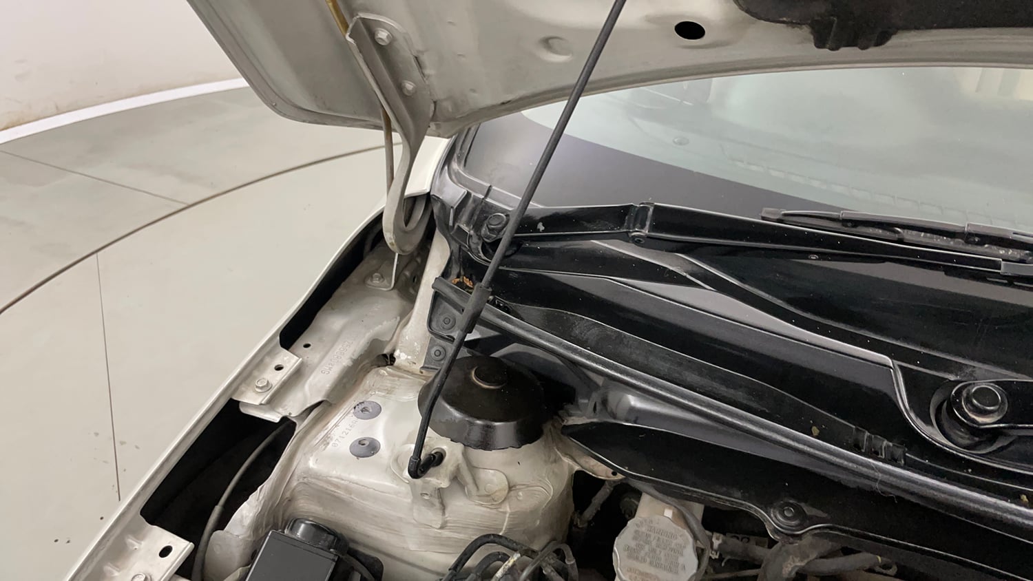 Used 2016 Maruti Suzuki Ciaz VXi+ Petrol Manual engine ENGINE RIGHT SIDE HINGE & APRON VIEW