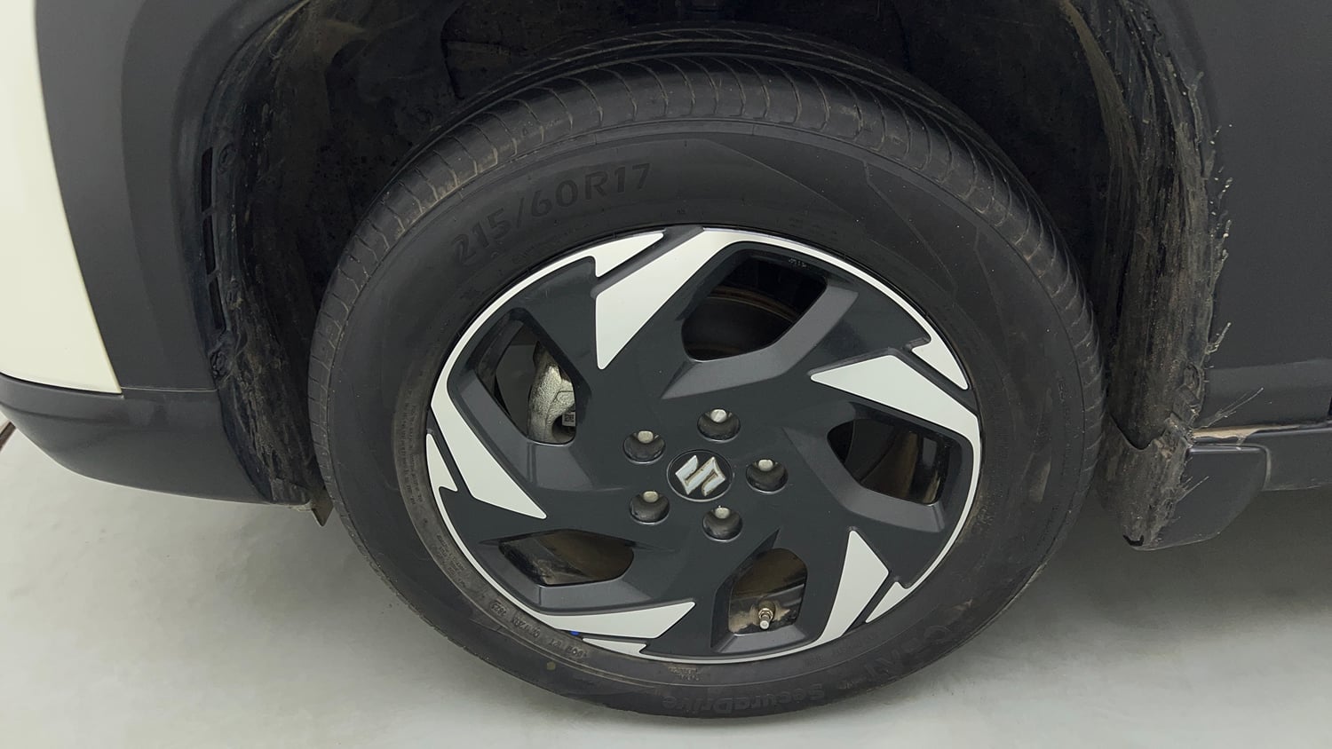 Used 2025 Maruti Suzuki Victoris ZXI+ (O) THS 2W Hybrid Automatic tyres LEFT FRONT TYRE RIM VIEW
