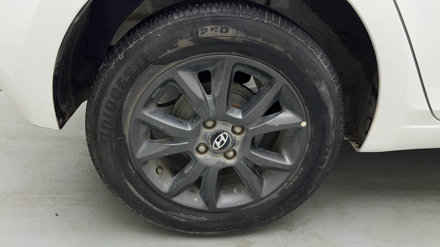Used 2019 Hyundai Elite i20 Sportz Plus 1.2 CVT Petrol Automatic tyres RIGHT REAR TYRE RIM VIEW