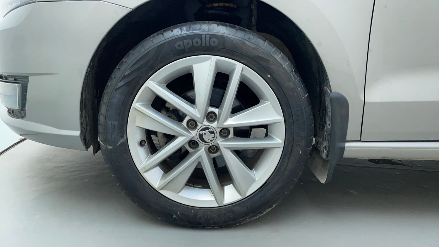 Used 2018 Skoda Rapid Style 1.6 MPI Petrol Manual tyres LEFT FRONT TYRE RIM VIEW