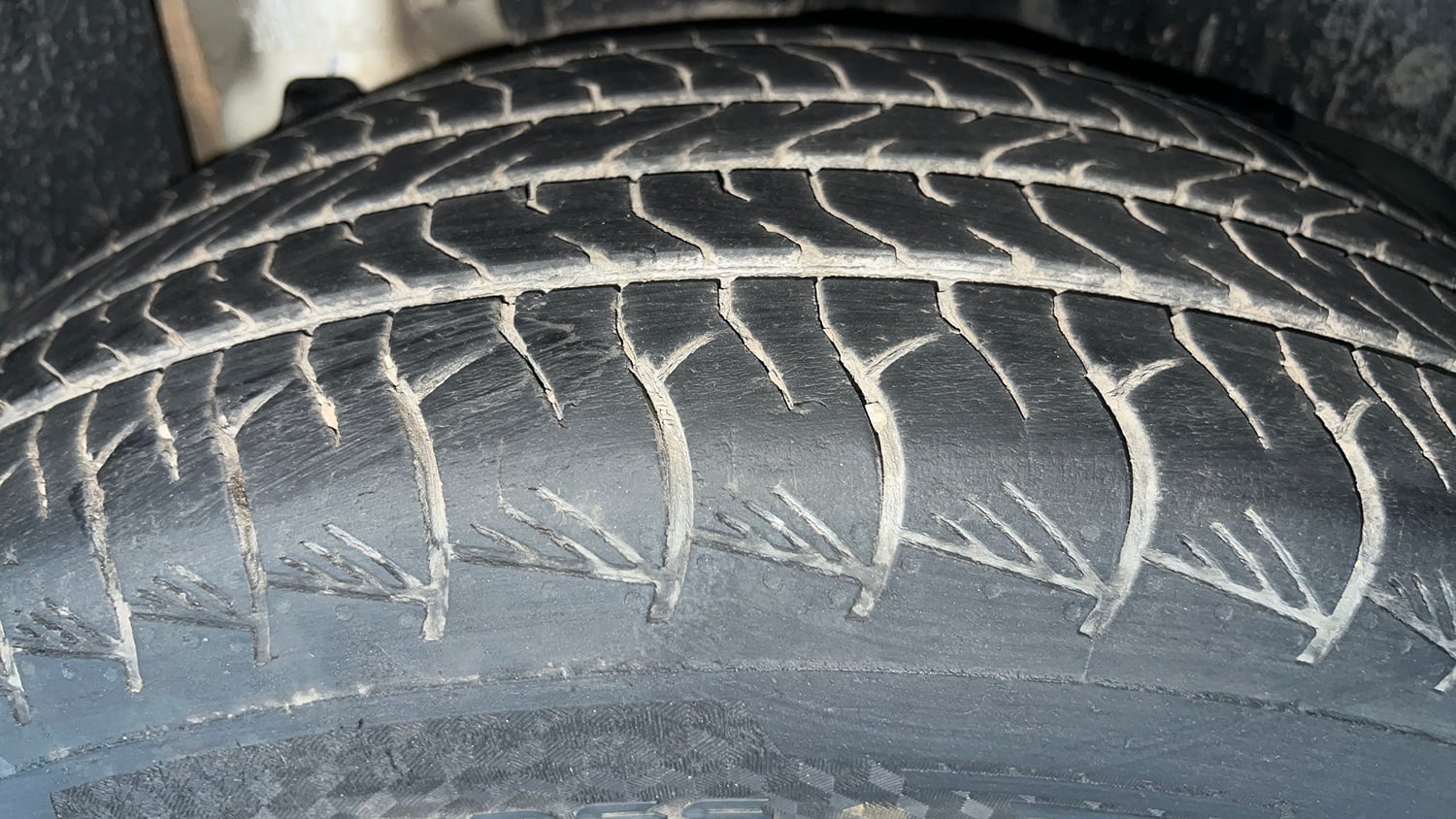 Used 2024 Mahindra XUV400 EL 39.4 KWH Dual Tone Electric Automatic tyres LEFT REAR TYRE TREAD VIEW