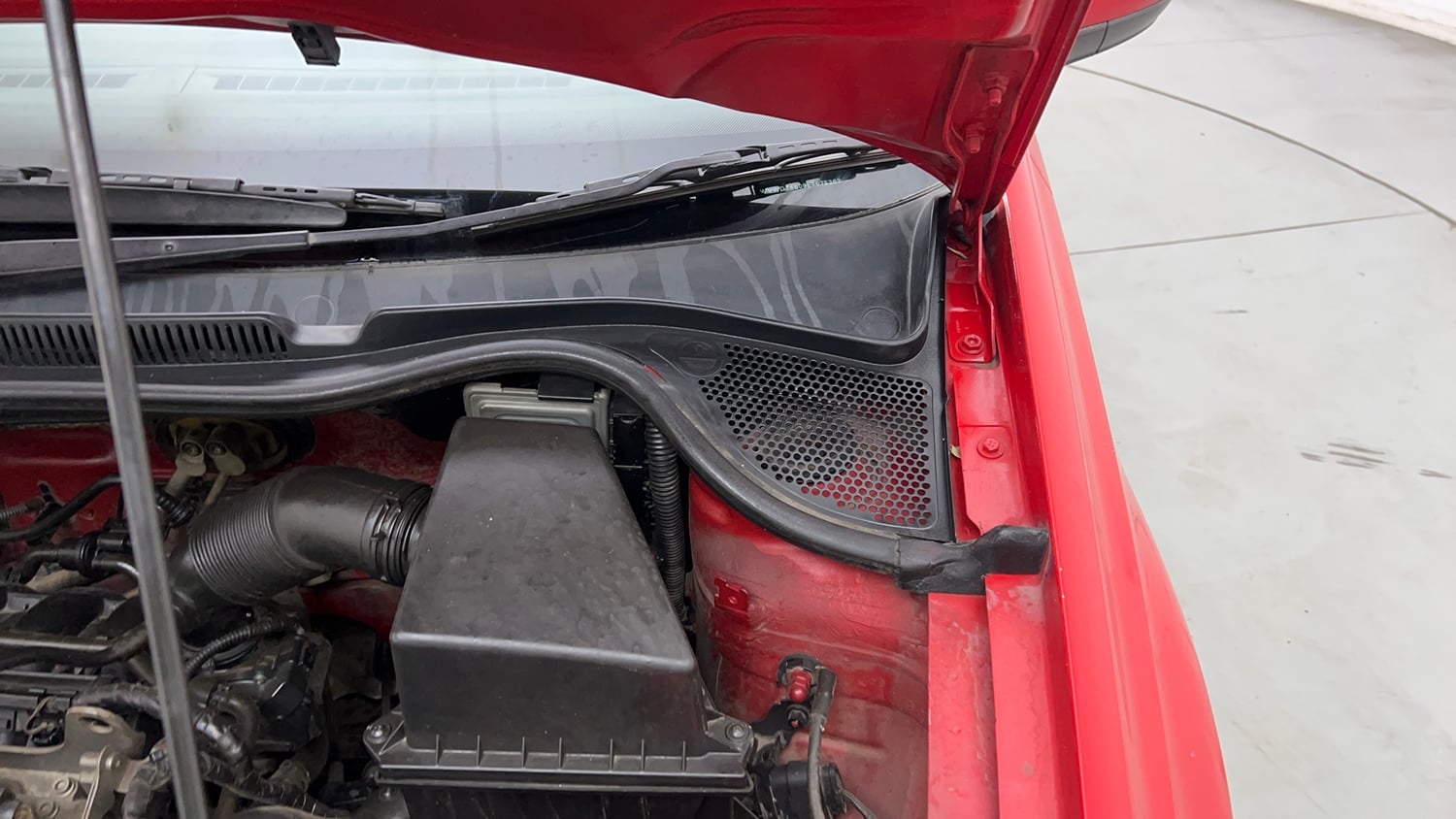Used 2014 Volkswagen Polo Comfortline 1.2L (P) Petrol Manual engine ENGINE LEFT SIDE HINGE & APRON VIEW