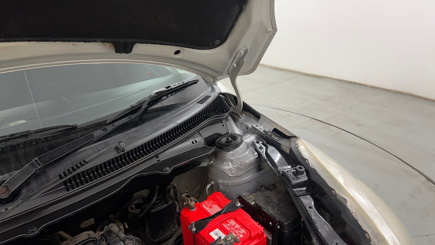 Used 2014 Maruti Suzuki Swift VXi Petrol Manual engine ENGINE LEFT SIDE HINGE & APRON VIEW