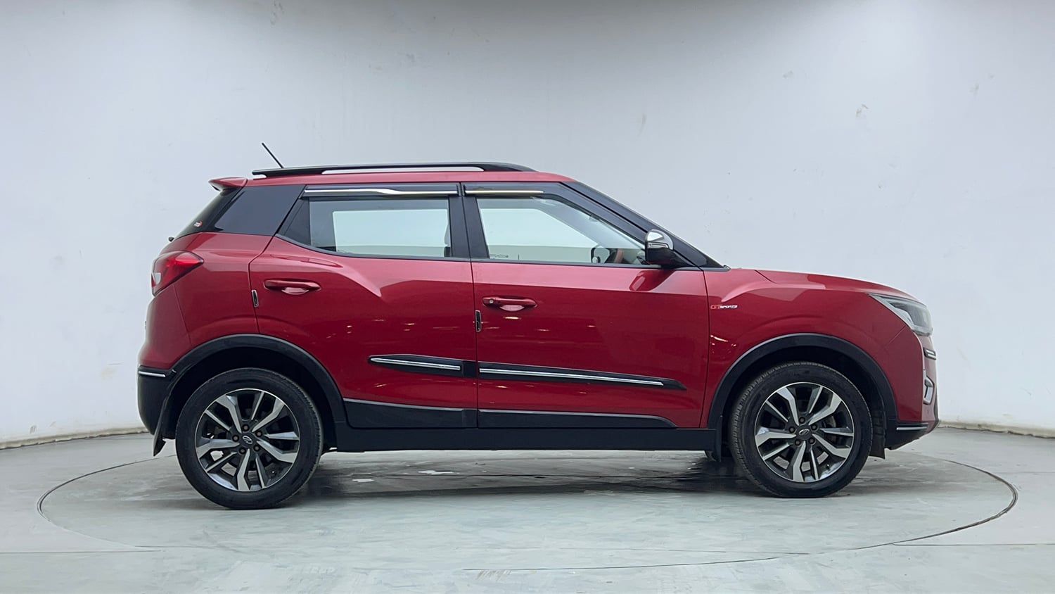 Used 2021 Mahindra XUV 300 W8 (O) 1.2 Petrol AMT Petrol Automatic exterior RIGHT SIDE VIEW