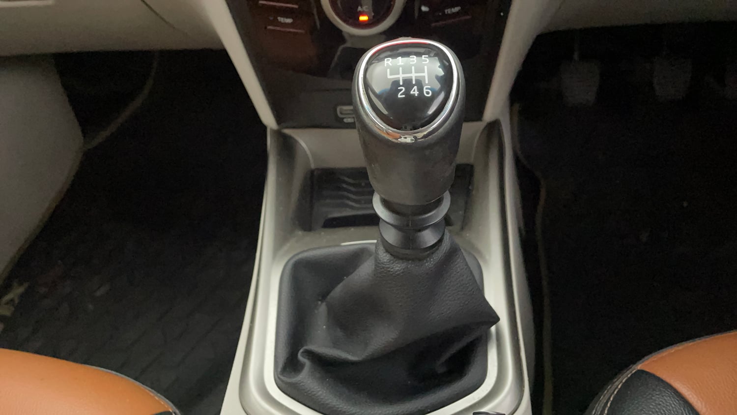 Used 2021 Mahindra XUV 300 W8 1.2 Petrol Petrol Manual interior GEAR  KNOB VIEW
