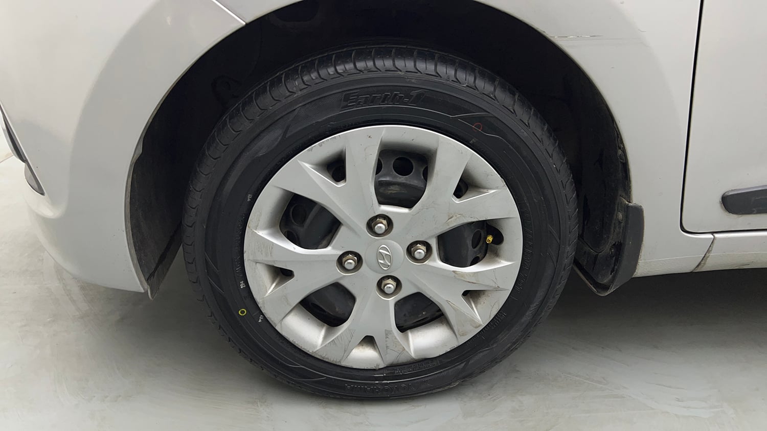 Used 2016 Hyundai Grand i10 Sportz 1.2 Kappa VTVT Petrol Manual tyres LEFT FRONT TYRE RIM VIEW