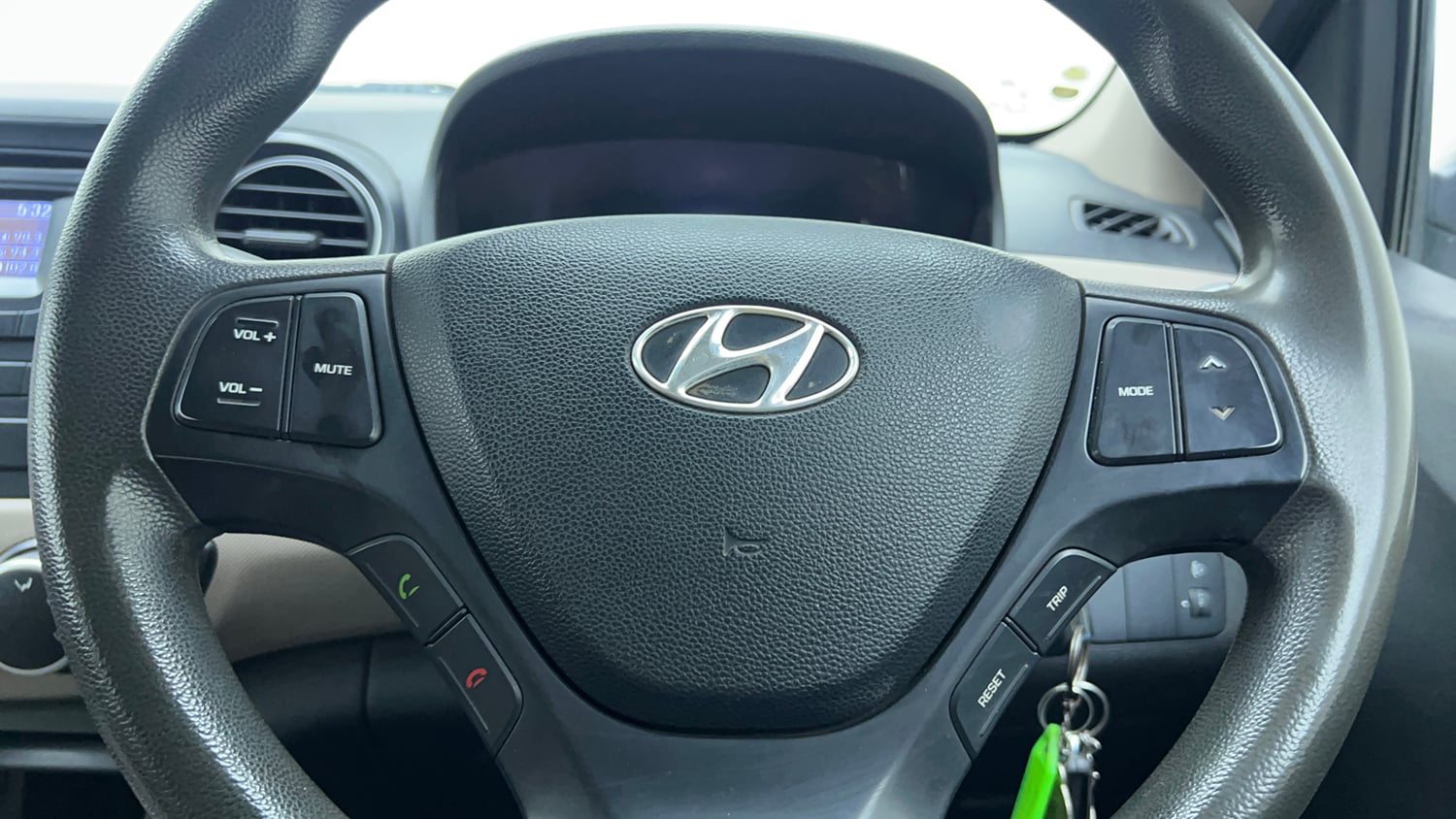 Used 2014 Hyundai Xcent S 1.2 Petrol Manual top_features Steering mounted controls