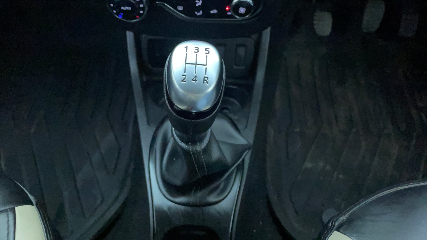 Used 2021 Renault Duster RXZ 1.5 Petrol MT Petrol Manual interior GEAR  KNOB VIEW
