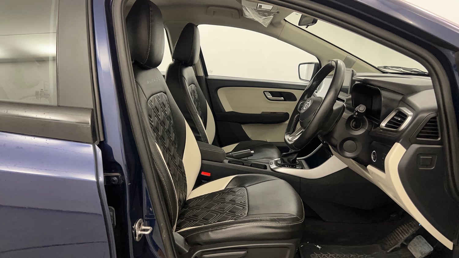 Used 2022 Tata Altroz XZA Petrol Petrol Automatic interior RIGHT SIDE FRONT DOOR CABIN VIEW
