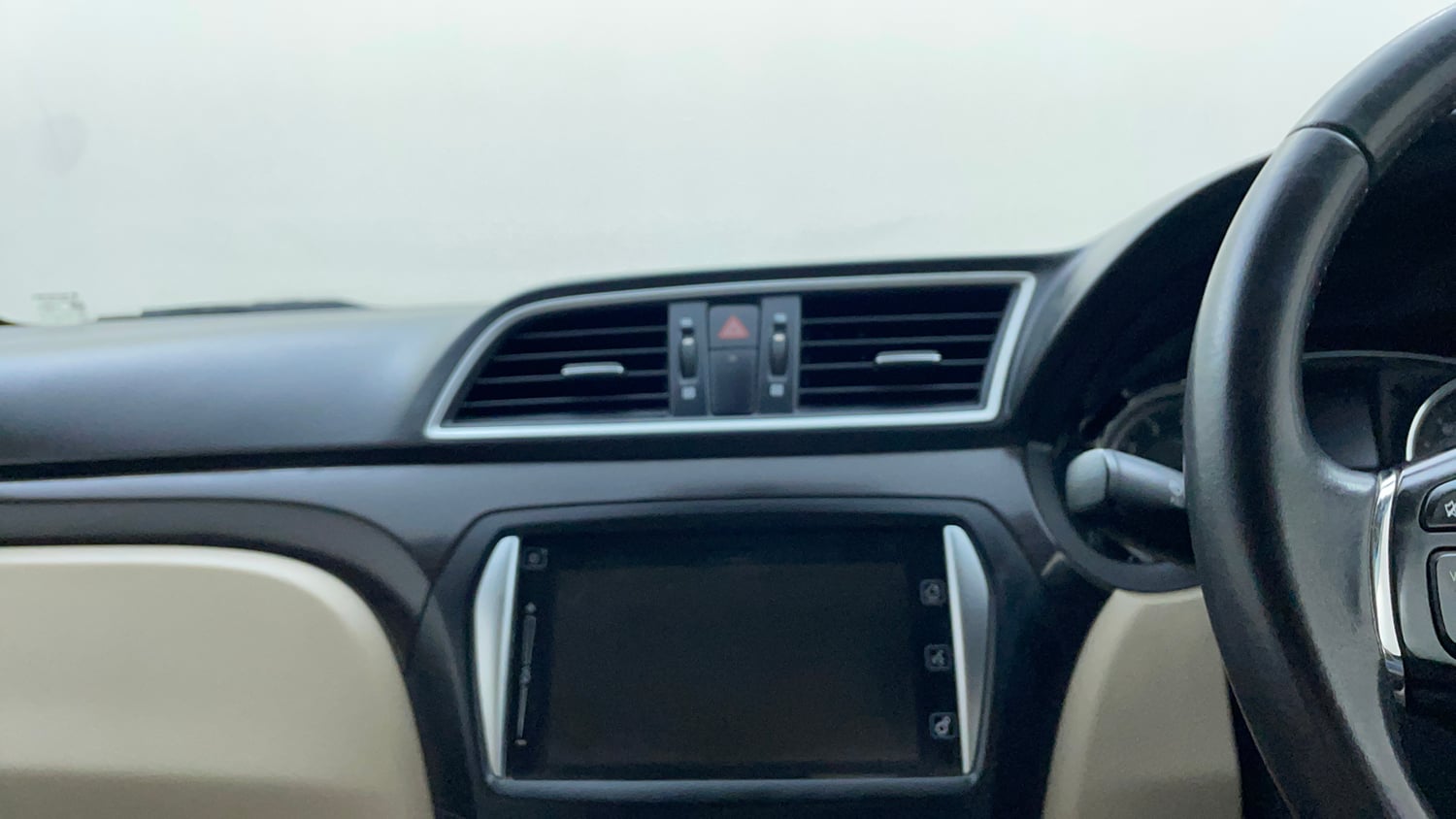 Used 2017 Maruti Suzuki Ciaz ZXi  AT Petrol Automatic top_features Integrated (in-dash) music system