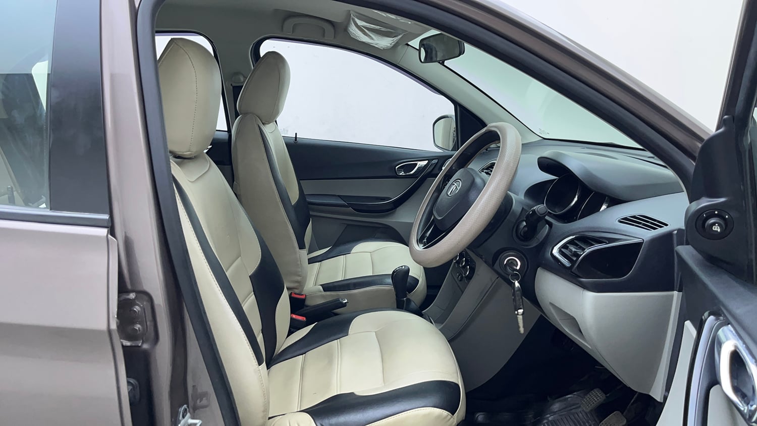 Used 2018 Tata Tiago Revotron XZ Petrol Manual interior RIGHT SIDE FRONT DOOR CABIN VIEW