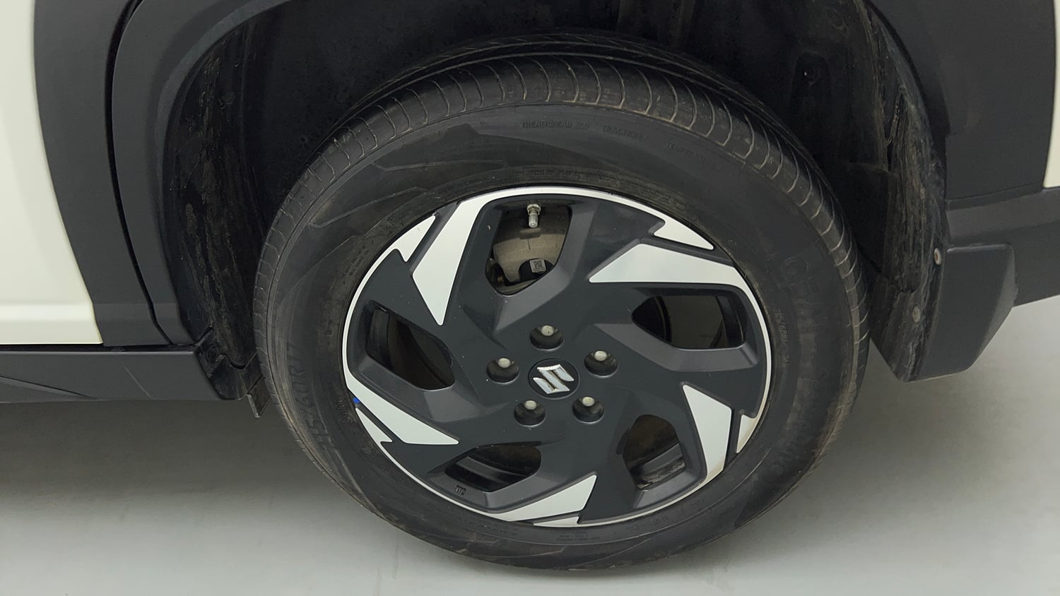 Used 2025 Maruti Suzuki Victoris ZXI+ (O) THS 2W Hybrid Automatic tyres LEFT REAR TYRE RIM VIEW