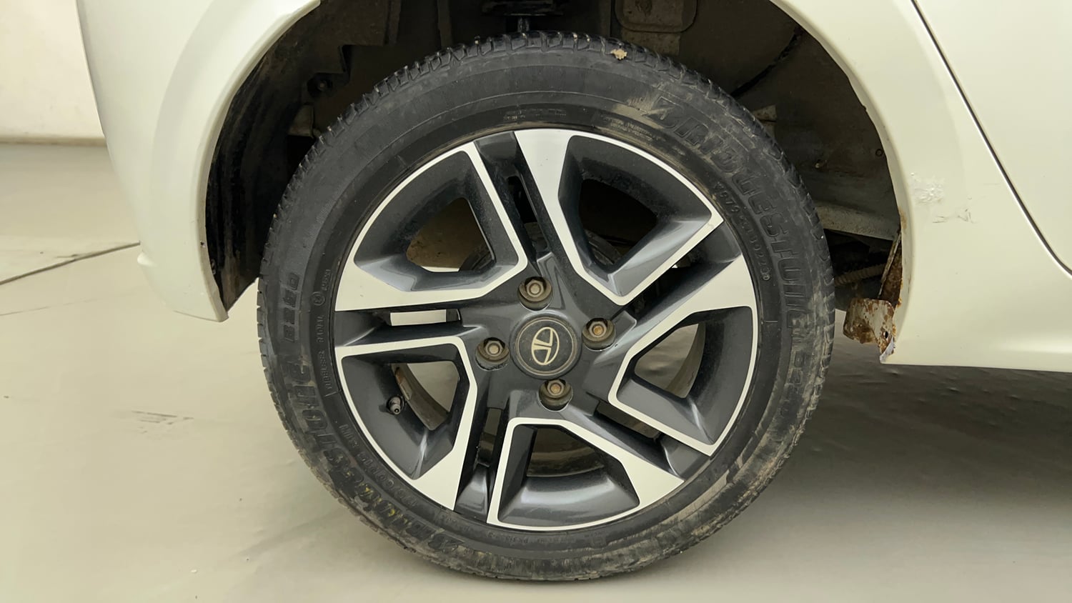 Used 2020 Tata Tiago XZ Plus Petrol Manual tyres RIGHT REAR TYRE RIM VIEW
