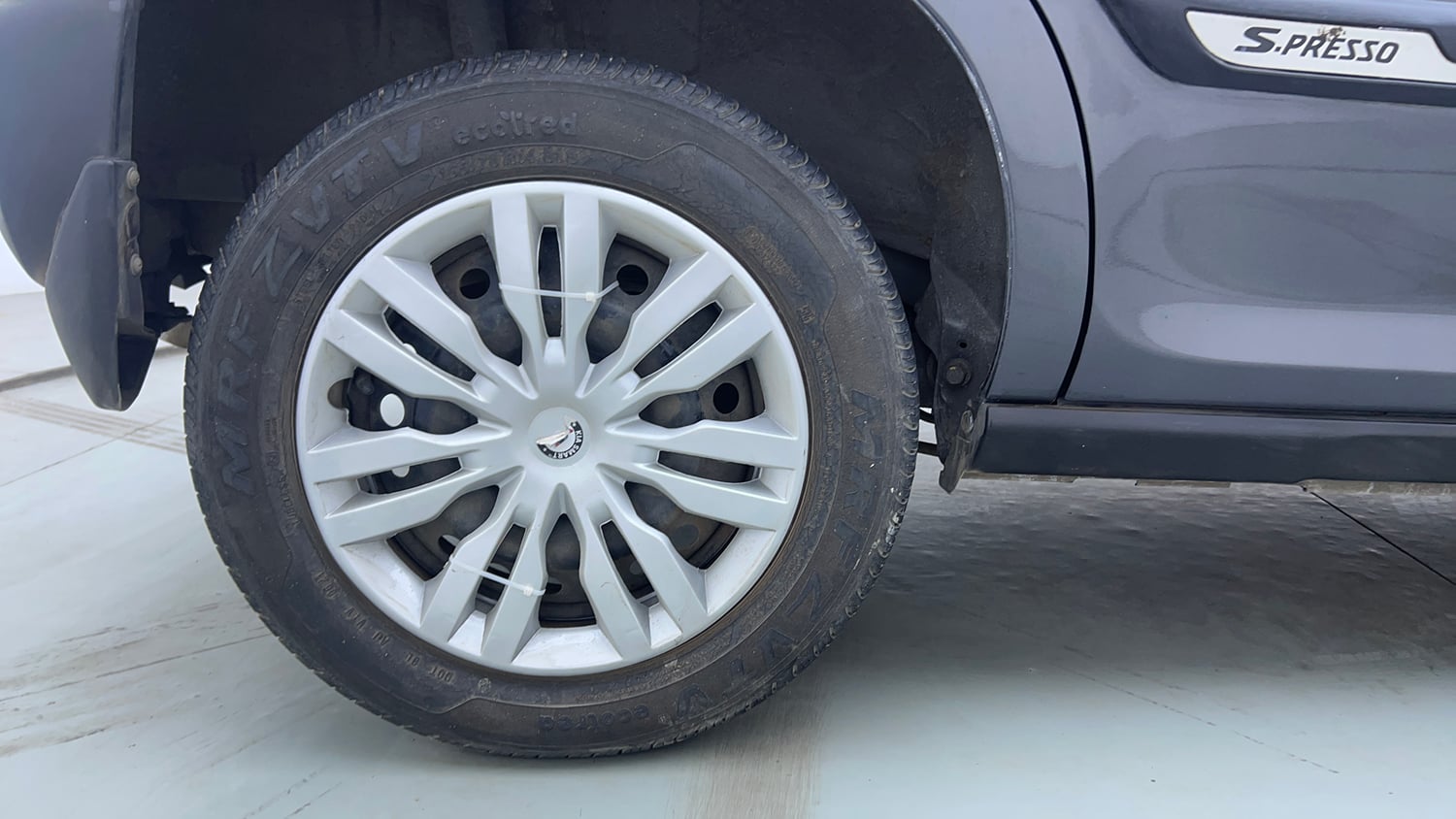Used 2021 Maruti Suzuki S-Presso VXi AMT Petrol Automatic tyres RIGHT REAR TYRE RIM VIEW
