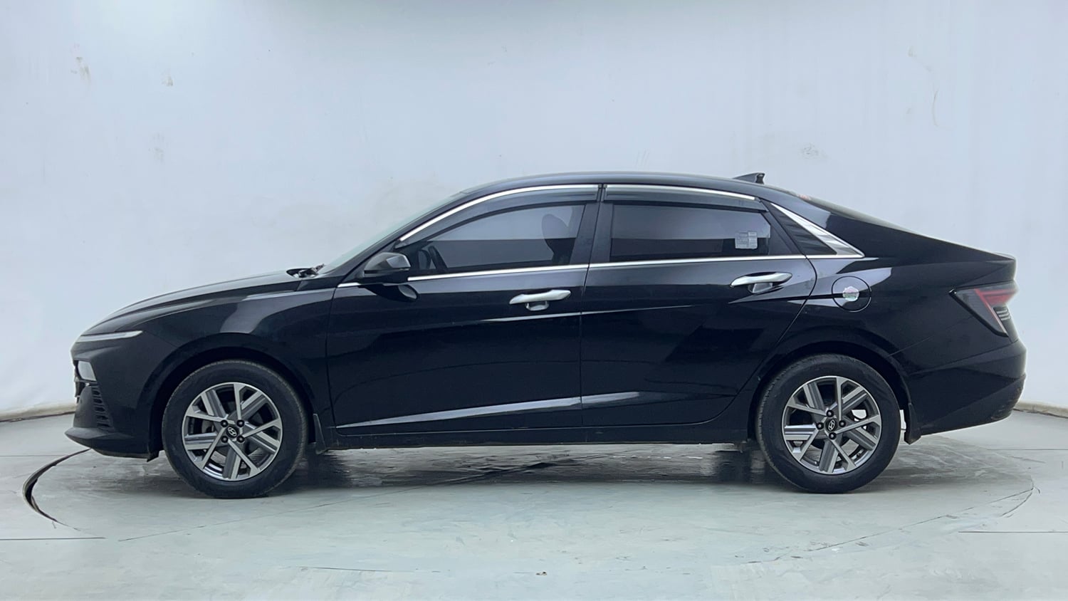 Used 2023 Hyundai Verna SX (O)1.5 MPi Petrol Manual exterior LEFT SIDE VIEW