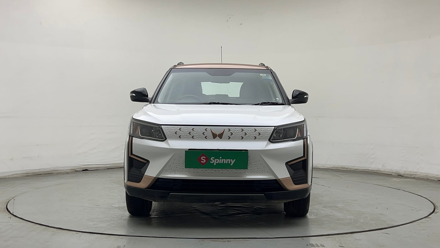 Used 2024 Mahindra XUV400 EL 39.4 KWH Dual Tone Electric Automatic exterior FRONT VIEW