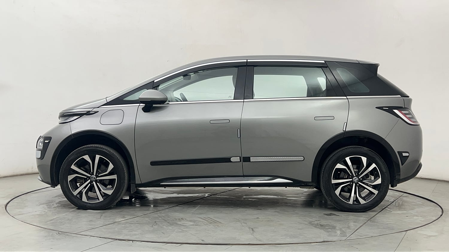 Used 2026 MG Motors Windsor EV Essence Pro Electric Automatic exterior LEFT SIDE VIEW