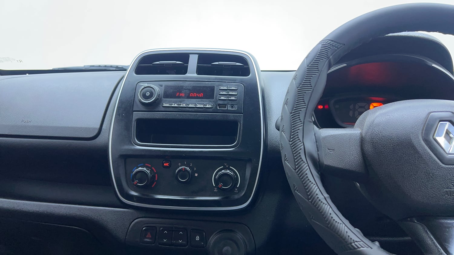 Used 2019 Renault Kwid RXL Petrol Manual interior MUSIC SYSTEM & AC CONTROL VIEW