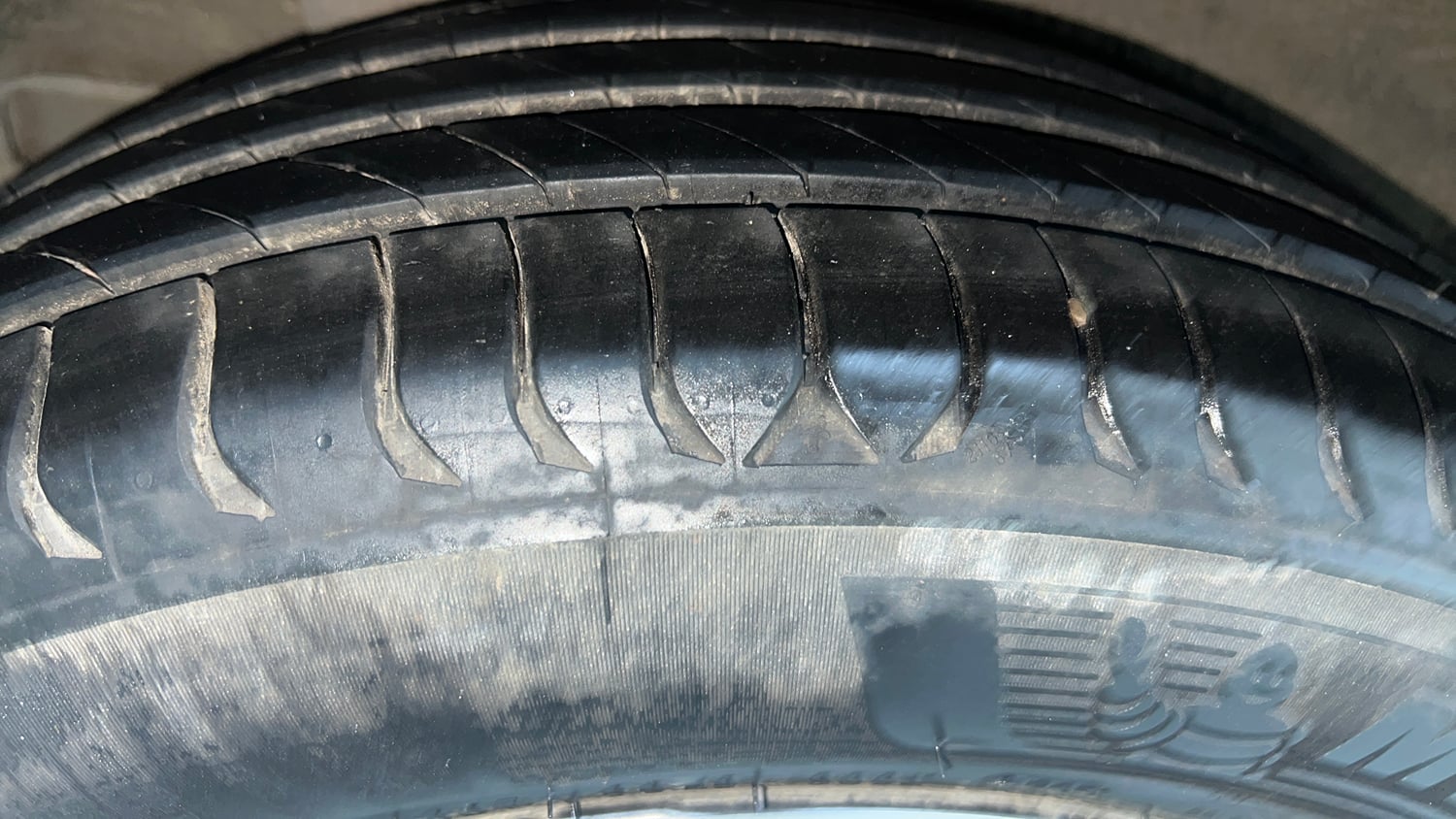 Used 2019 Hyundai Venue SX Plus 1.0 Turbo DCT Petrol Automatic tyres RIGHT REAR TYRE TREAD VIEW