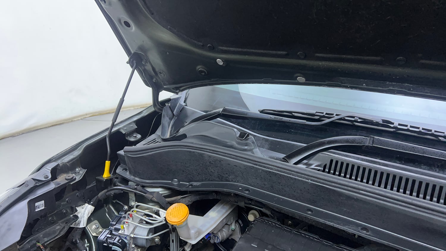 Used 2022 Tata Punch Accomplished AMT Petrol Automatic engine ENGINE RIGHT SIDE HINGE & APRON VIEW